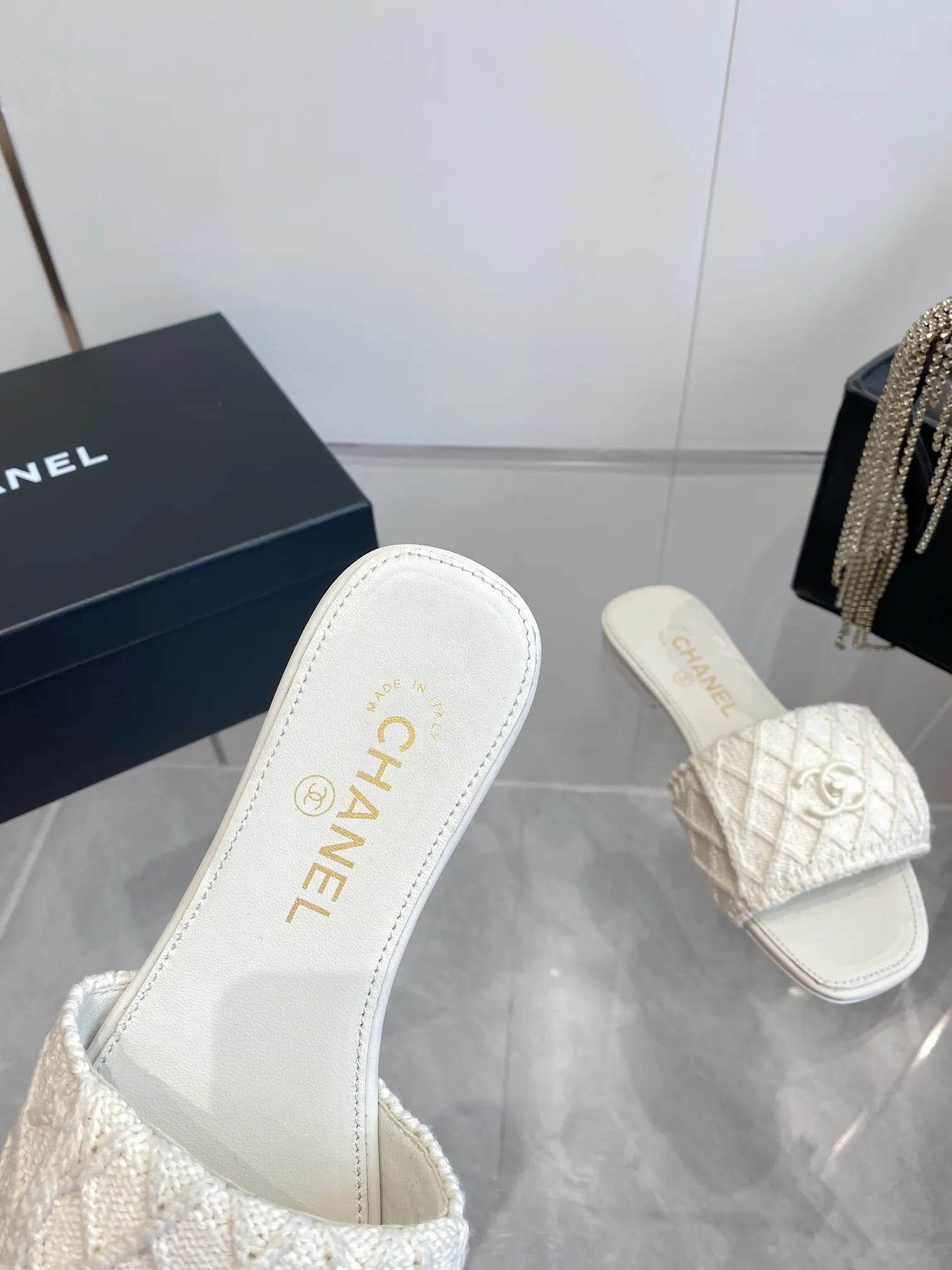 👟👟Ex-factory price 520👟👟 CHANEL｜Chanel 2️⃣5️⃣ss new style! Classic School Bag Buckle Flip Slippers Classic never goes out of style ~ Flip school bag lock design style ~ Slimming and versatile ~ Slippers you won’t get tired of wearing! It feels very comfortable on the feet! A hit that highlights elegance.  #chanel #Chanel #Chanel #chanel shoes